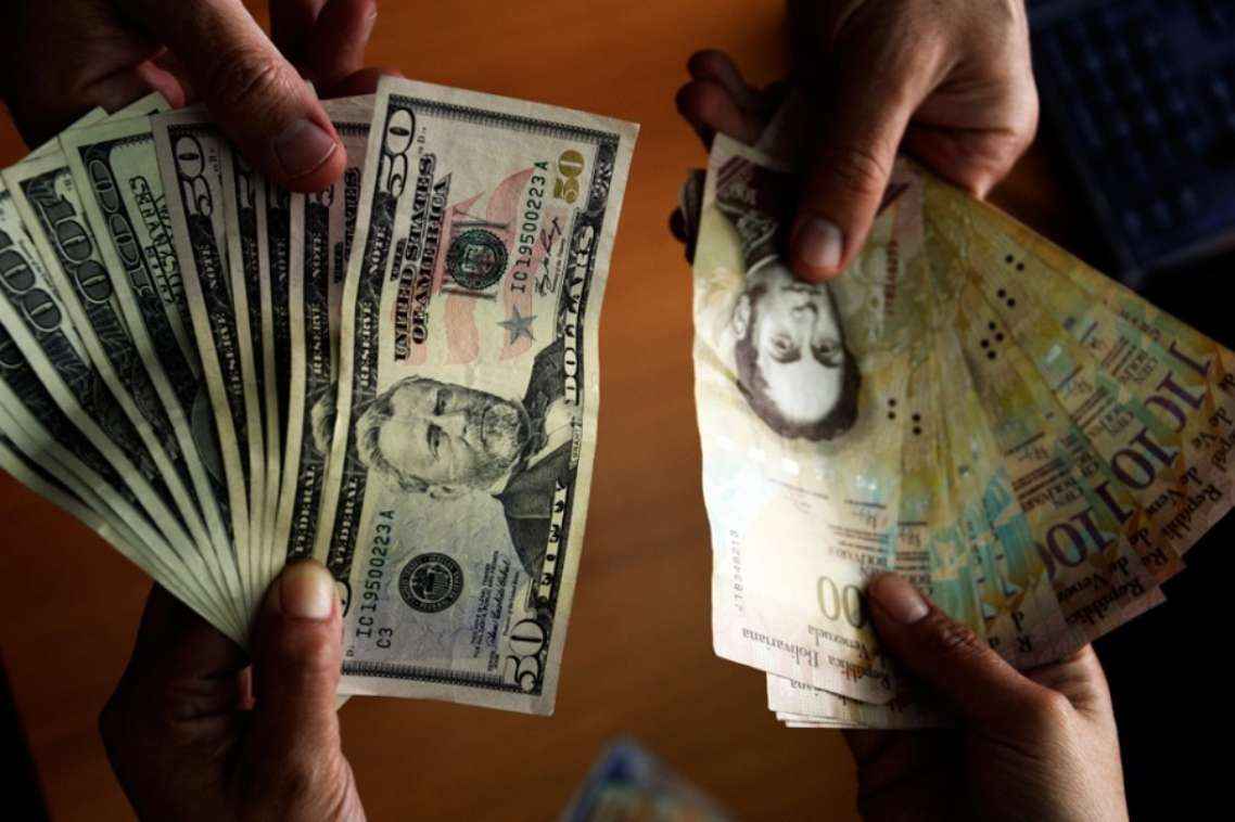 Maduro ofrece “apertura” a la banca para que abra cuentas en dólares