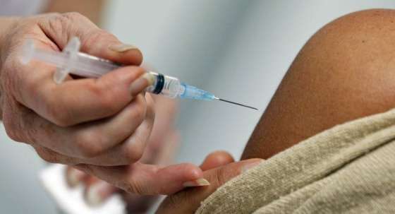 Moderna espera producir mil millones de dosis anuales de vacuna de COVID-19