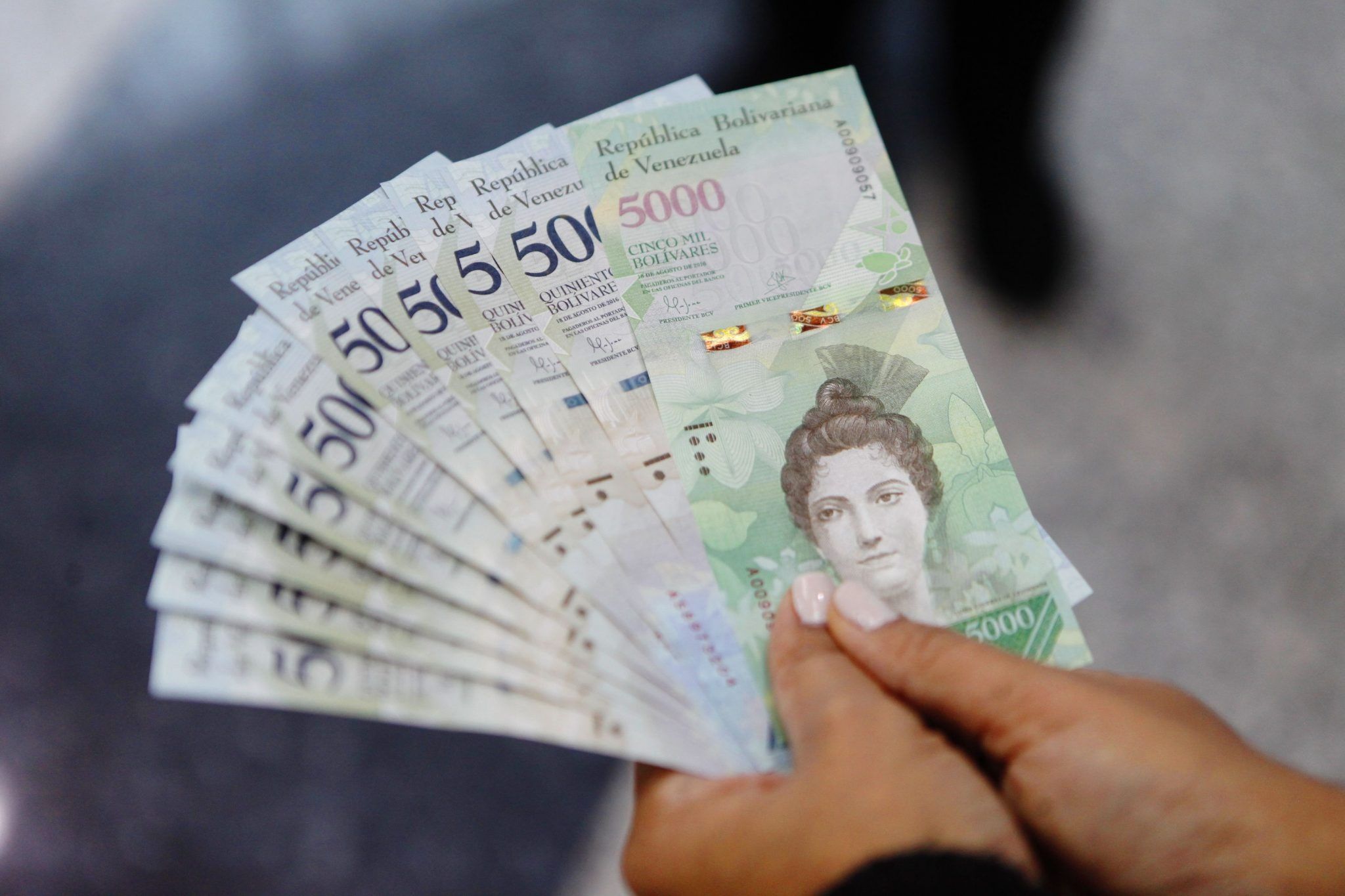 Venezuela va hacia una reconversión monetaria o a una nueva moneda en 2021, según Asdrúbal Oliveros