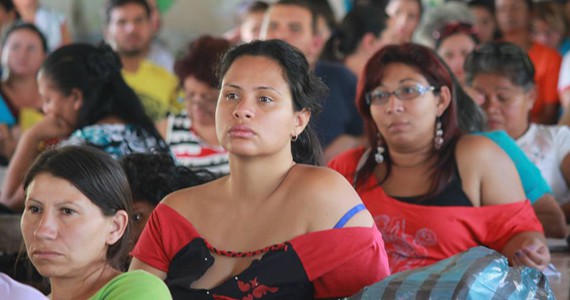 jovenes aprendiendo de feminismo
