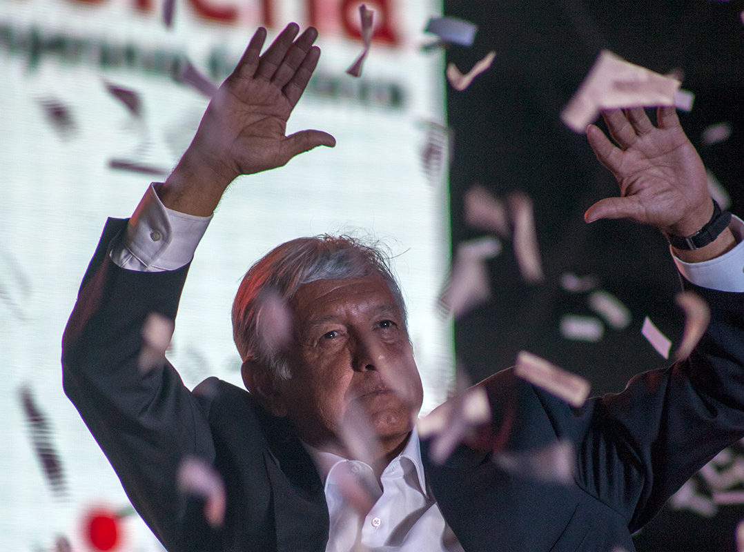 Retrocede la democracia