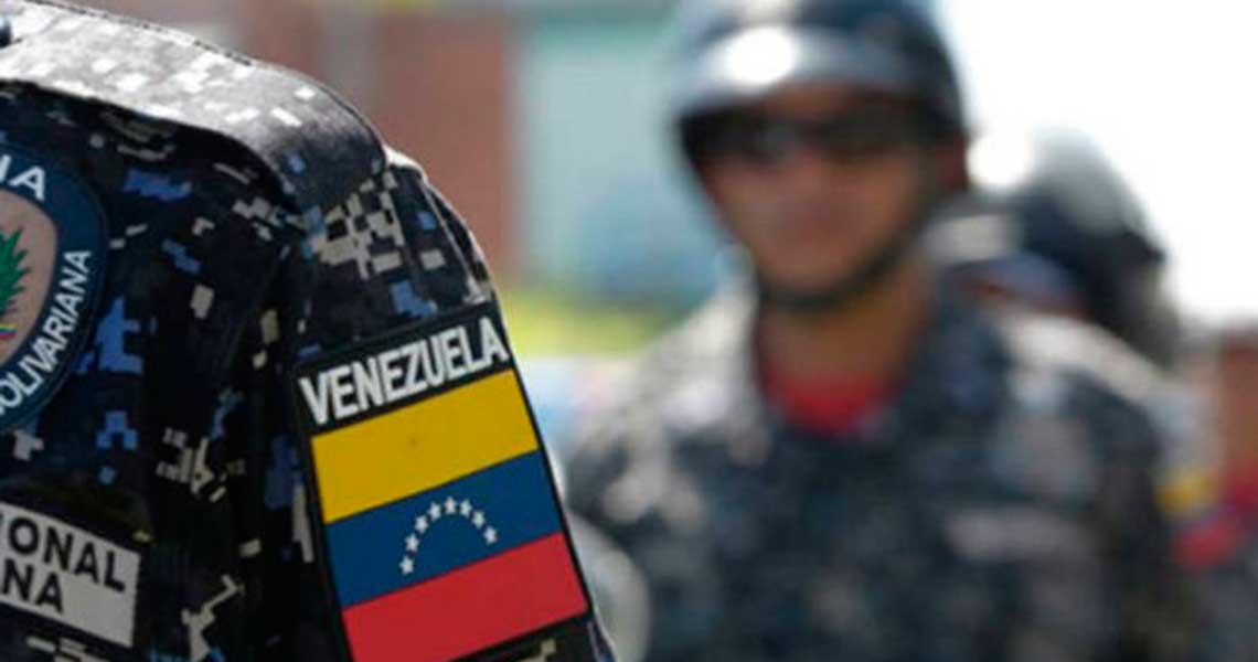 ocho funcionarios