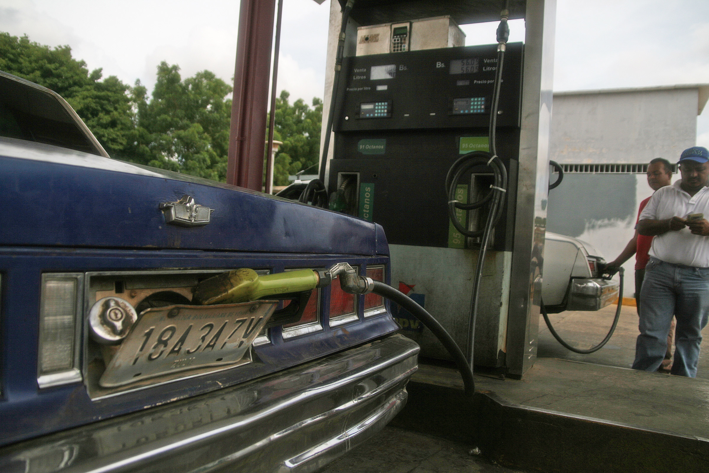 Zulianos aseguran que venta de gasolina internacional "traerá más corrupción" #CocuyoWhatsApp