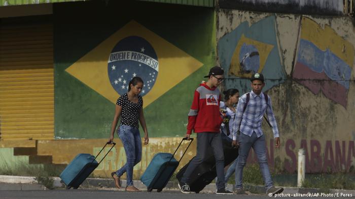 Venezolanos cruzan la frontera con Brasil en busca de tratamiento oncológico