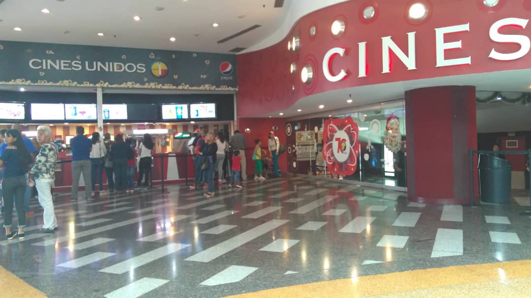 Salas de cines venezolanos reabren con películas de 2020 y boletos en dólares