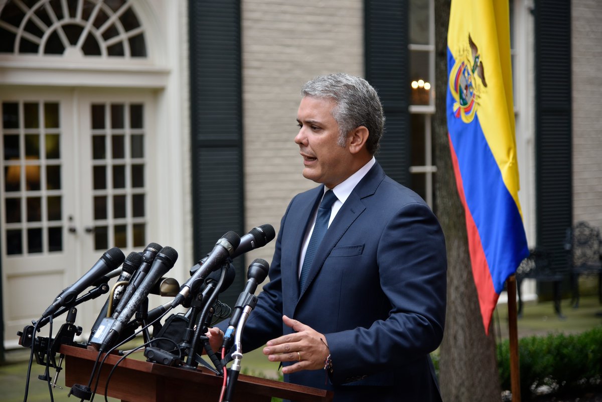 Duque considera "inadmisible" espionaje del Ejército colombiano a periodistas