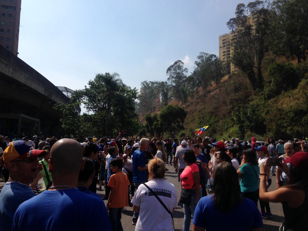 manifestantes-Caricuao-30abril-cese de la usurpación