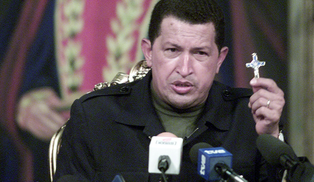2002. Chavez y su crucifijo