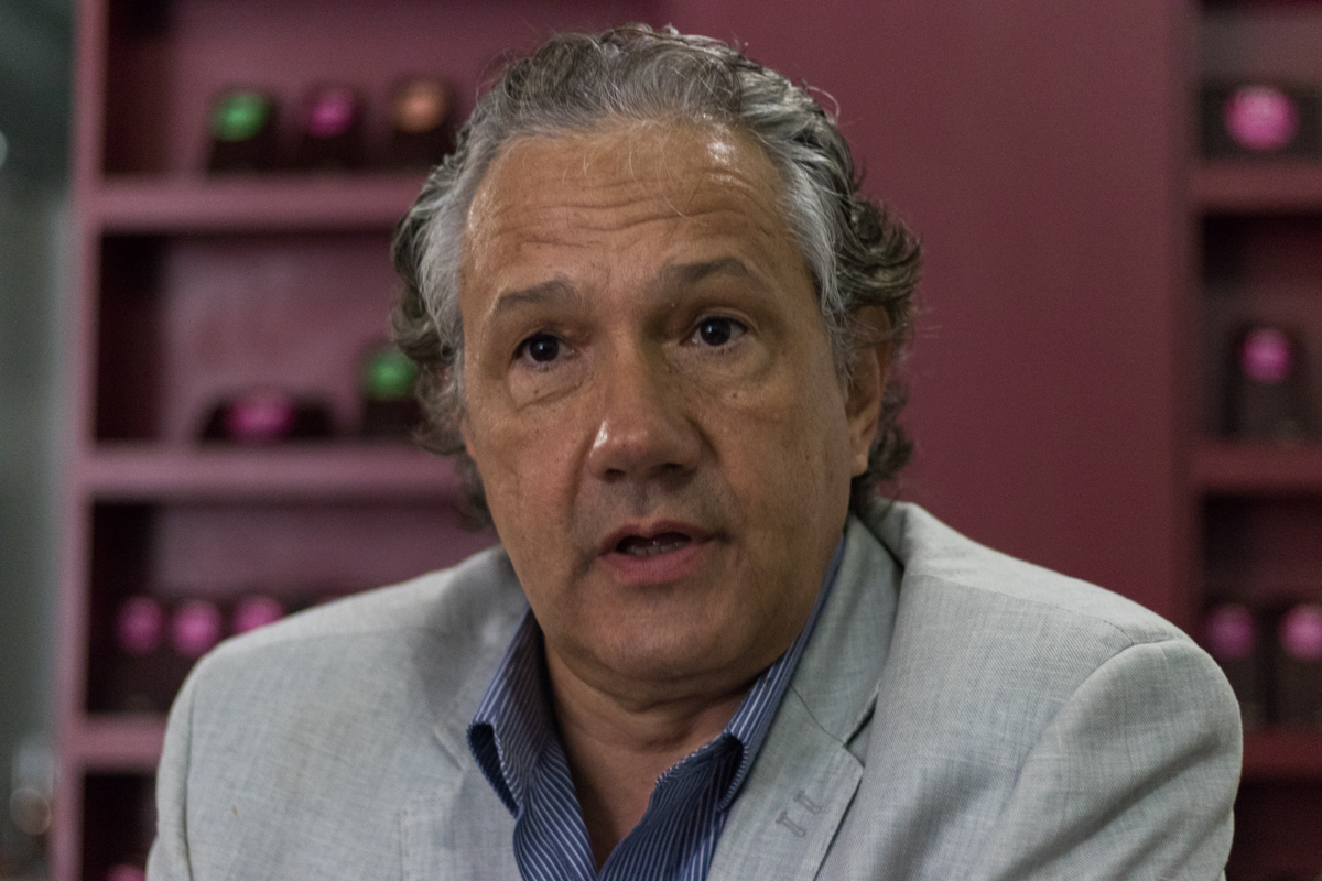 Gobierno y la oposición-mediador-Francisco Diez-diálogo