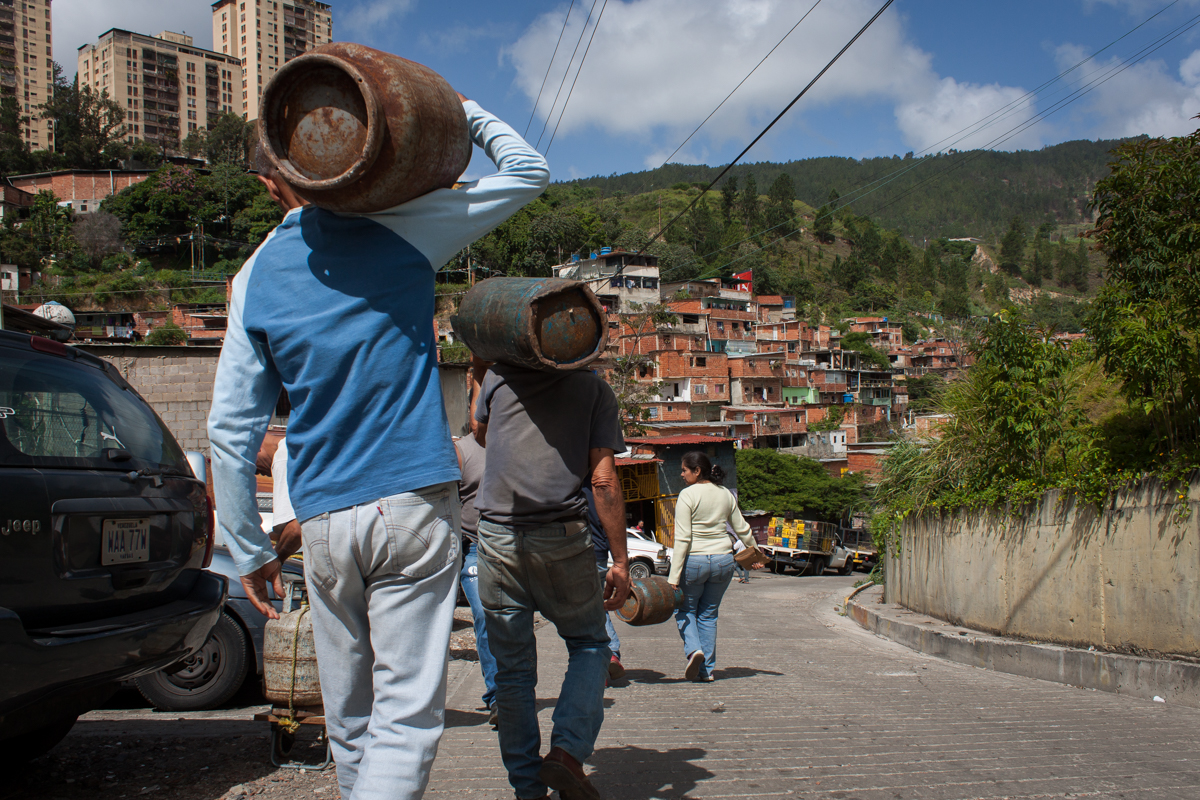 Maduro dice que presidente de Pdvsa Gas Comunal "privatizó las gandolas"
