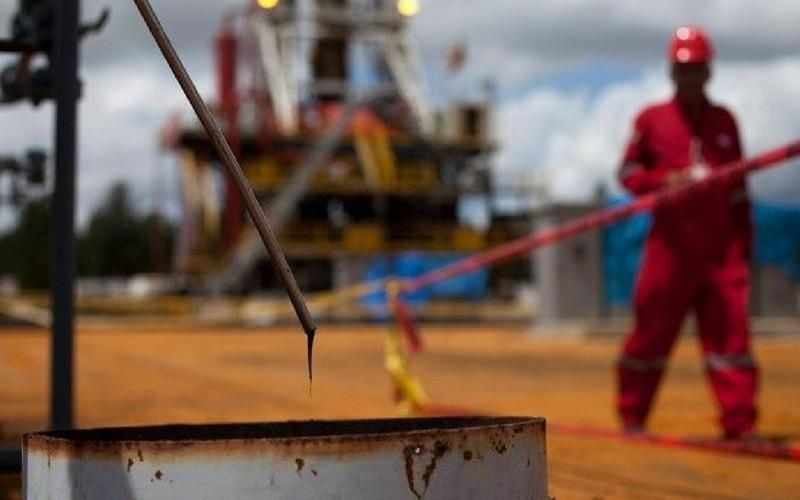 Demanda mundial de petróleo cae a niveles de 2013, dice la AIE