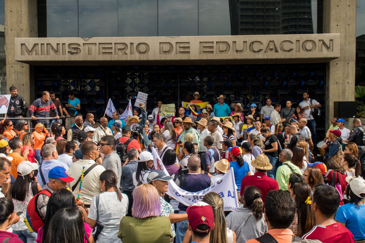 Protesta frente al ministerio de educación 16Sep