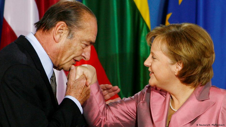 El expresidente francés Jacques Chirac junto con la canciller alemana