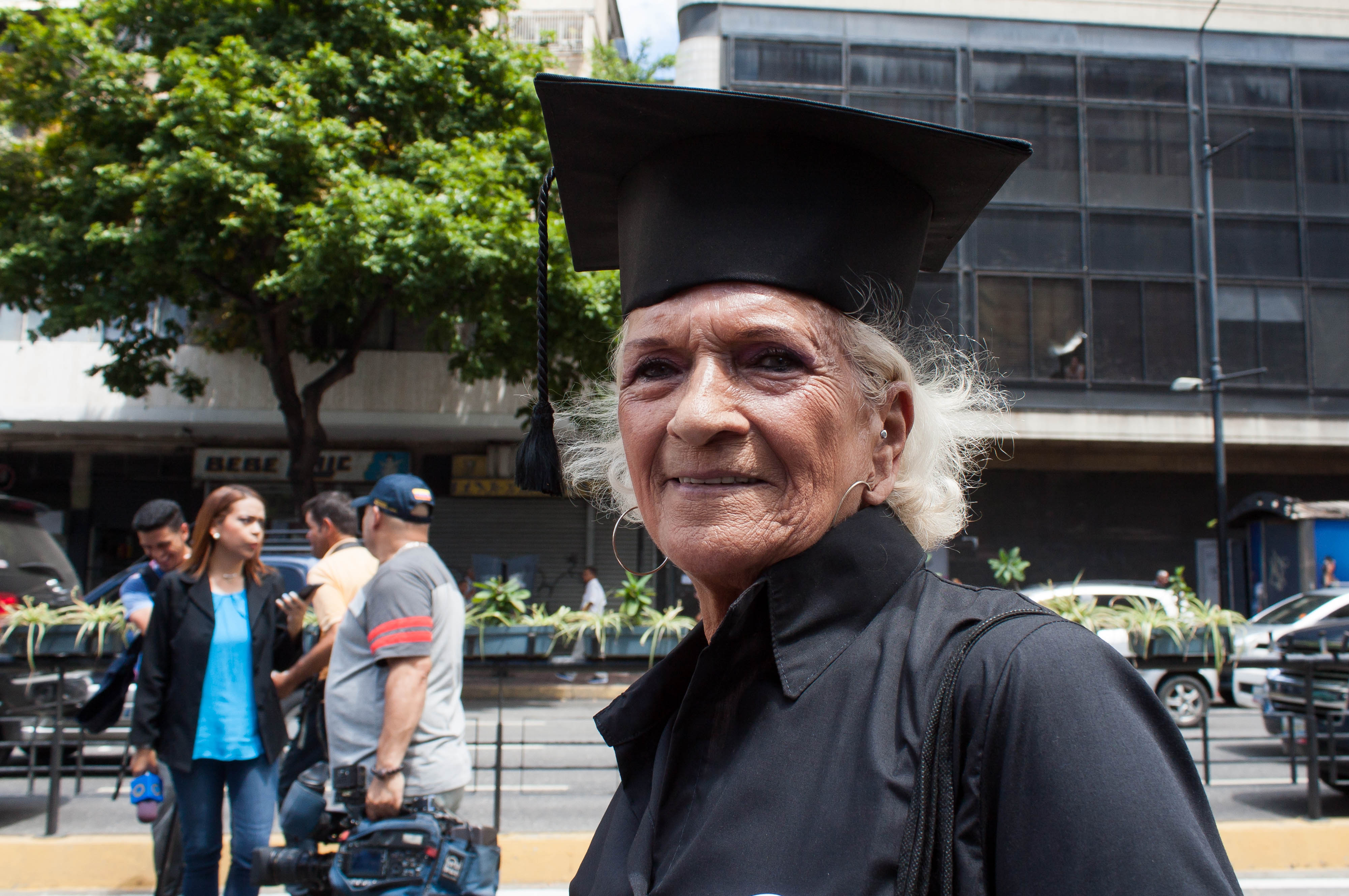 Magistrados jubilados marchan a la DEM