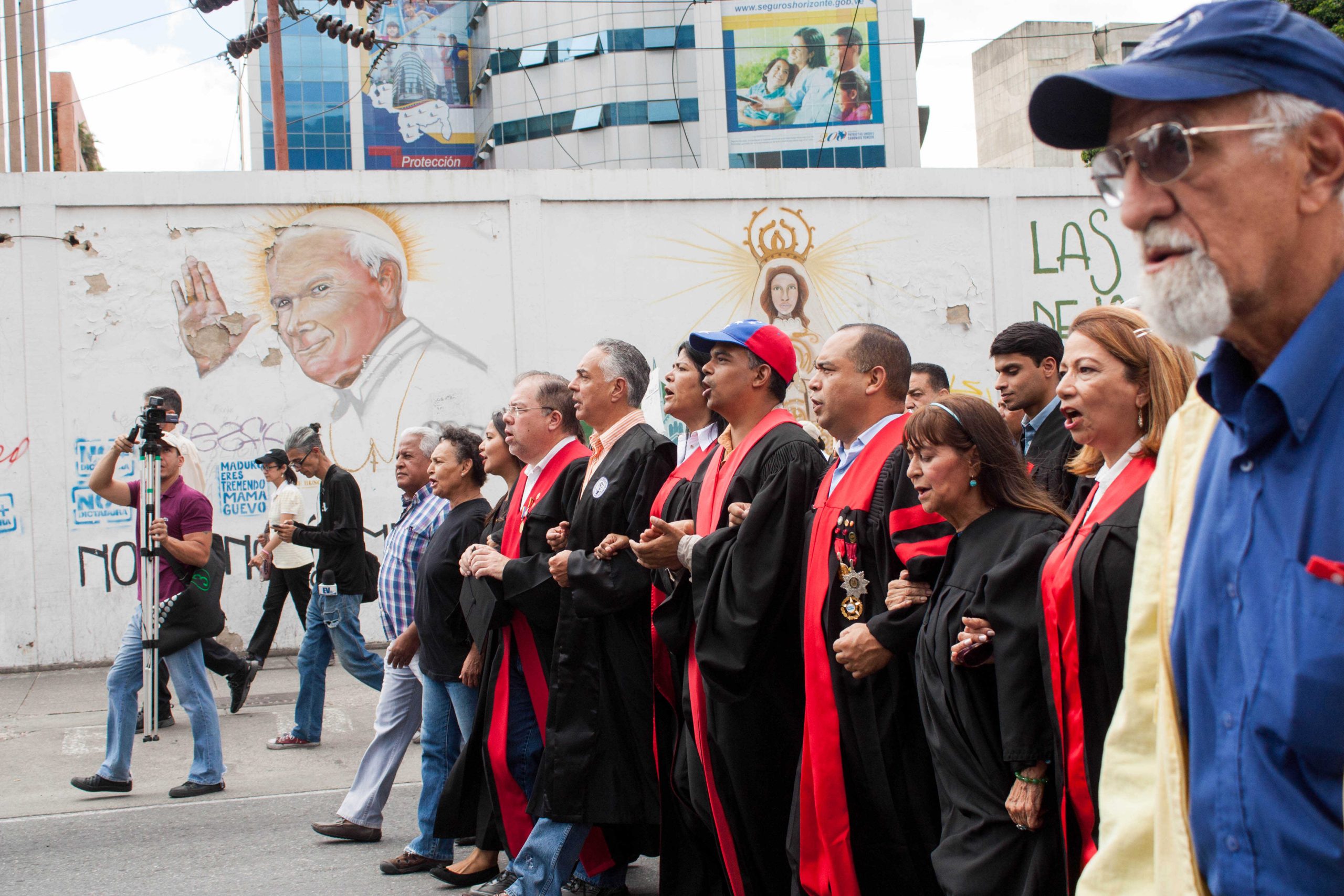 Magistrados y jueces superiores jubilados marchan de la mano con trabajadores tribunalicios activos