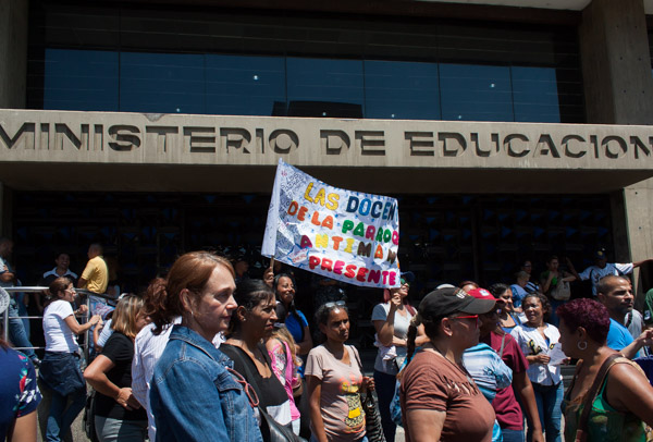 Maestros en protestas por mejor salario