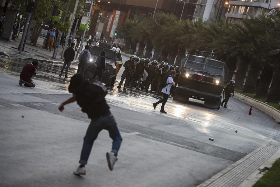 Disturbios en Chile continúan por el aumento del pasaje del Metro