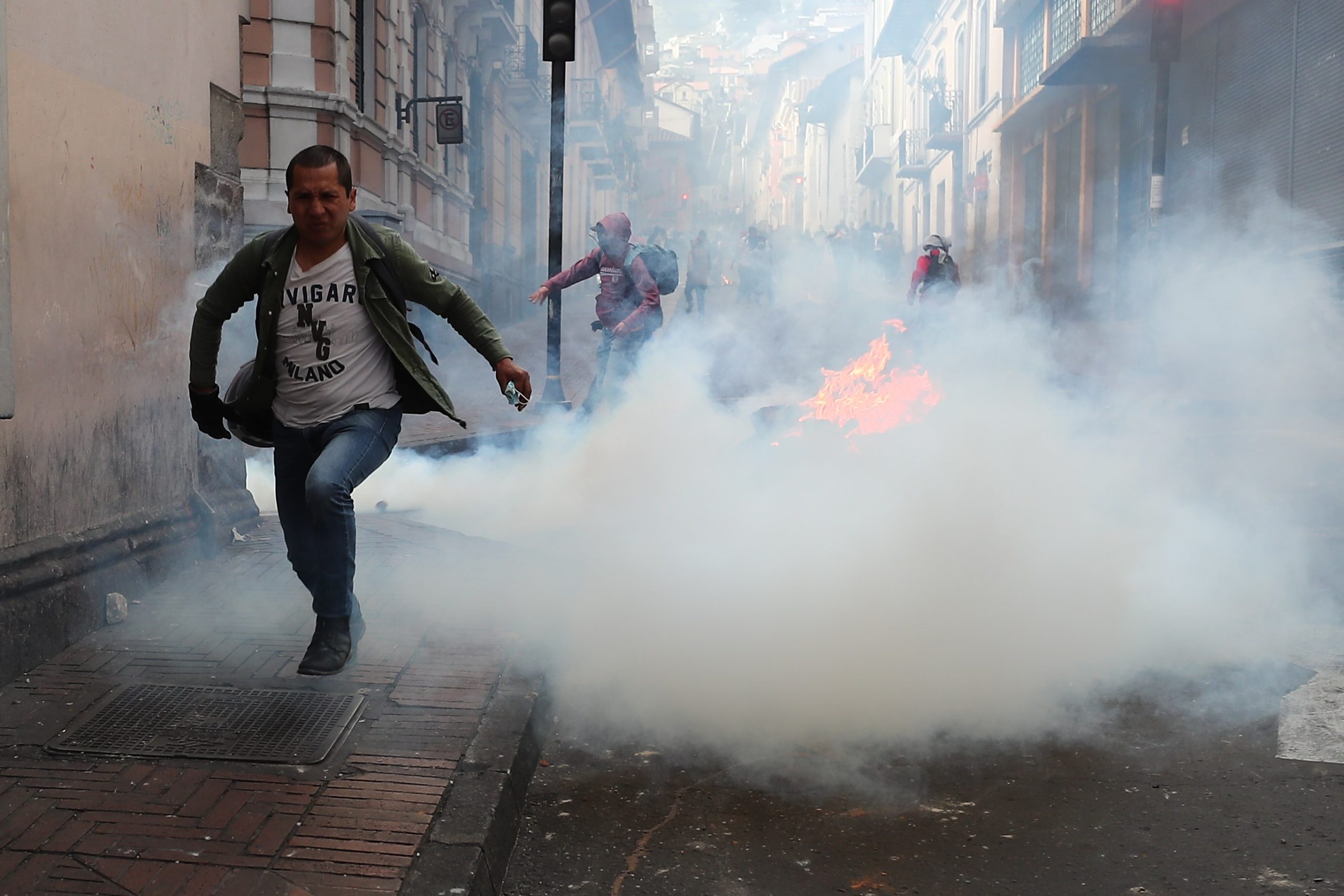 Las protestas en Ecuador siguen aumentando. A los periodistas los militares los forzaron a desalojar el palacio presidencial