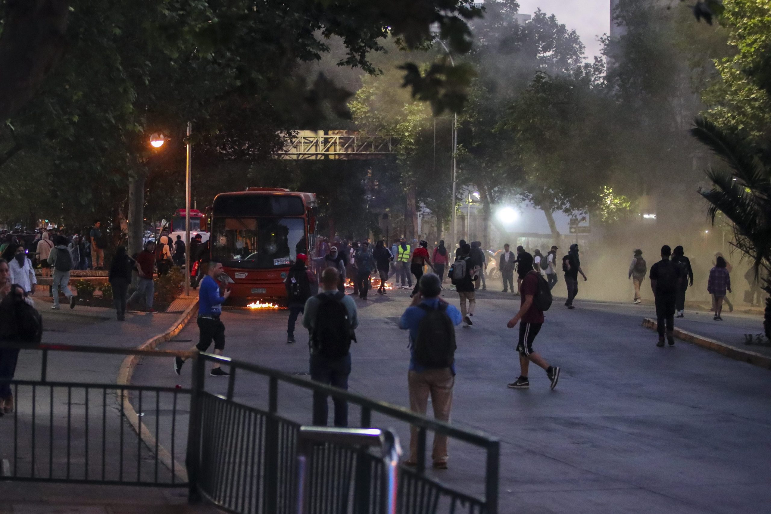 Disturbios y protestas en Chile por el aumento del ticket del Metro de Santiago