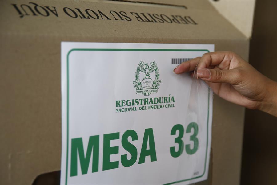 Colombianos eligen alcaldes y gobernadores