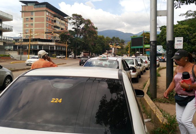 Los interminables controles en Zulia y Táchira para abastecer gasolina se agudizan
