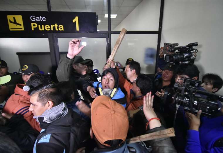 Los periodistas fueron amenazados por seguidores de Evo Morales