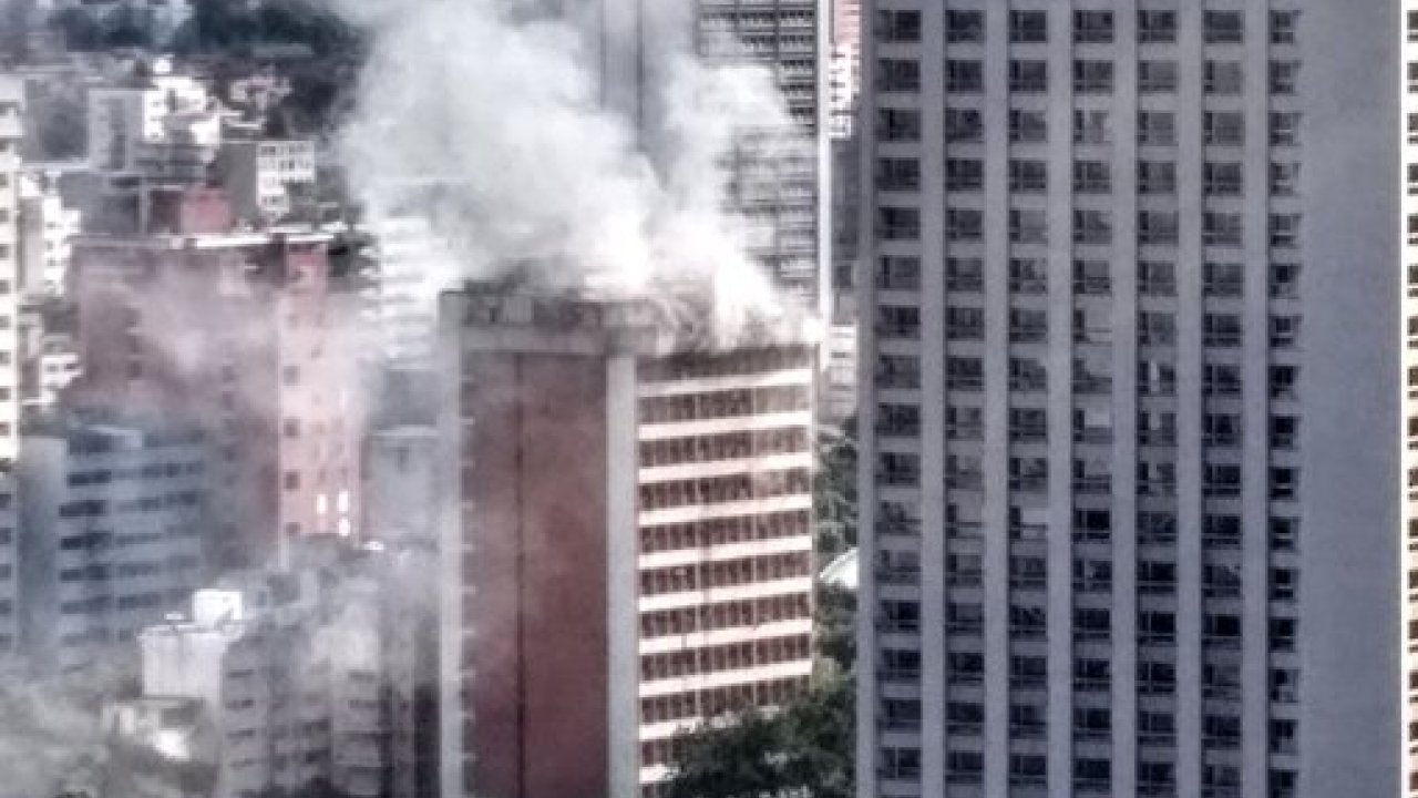 La Torre Viasa, ubicada en La Candelaria, se incendia este domingo 10 de noviembre