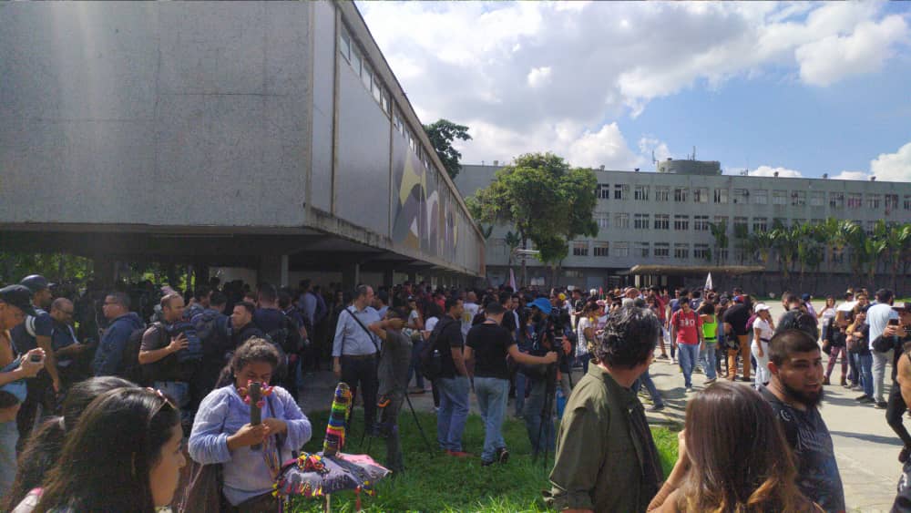Desde la UCV los estudiantes esperan salir hacia Fuerte Tiuna