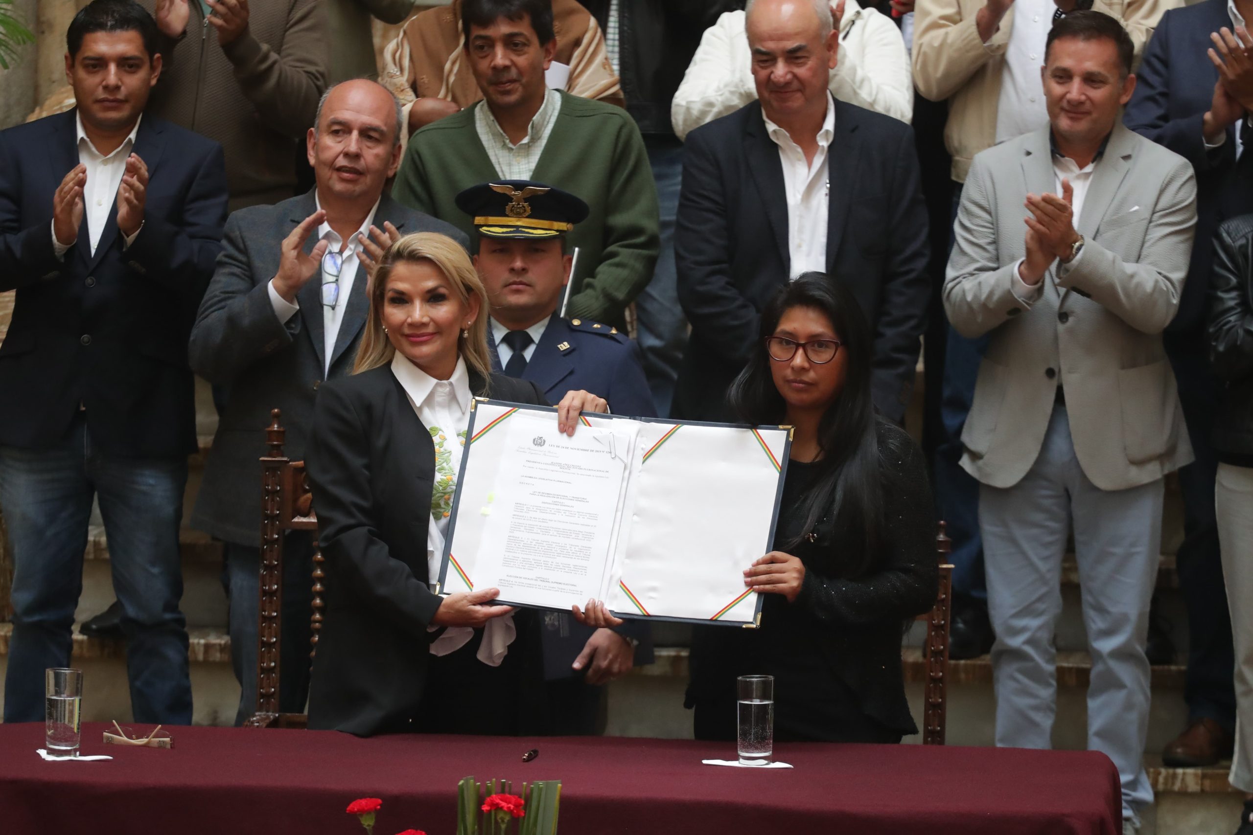 La presidenta interina, Jeanine Áñez, promulga ley que llama a elecciones en Bolivia
