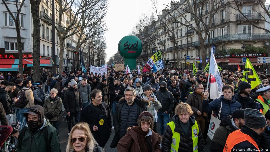 Huelga en Francia suma 24 días y reúne a miles en marcha