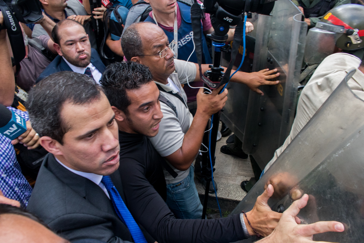 Periodista español se recupera de cirugía en México