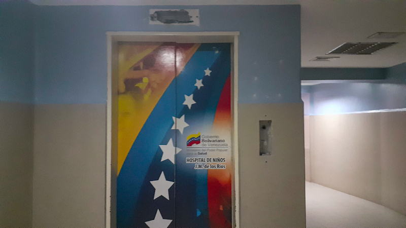 Sin rayos X y con solo dos ascensores activos permanece el JM de los Ríos