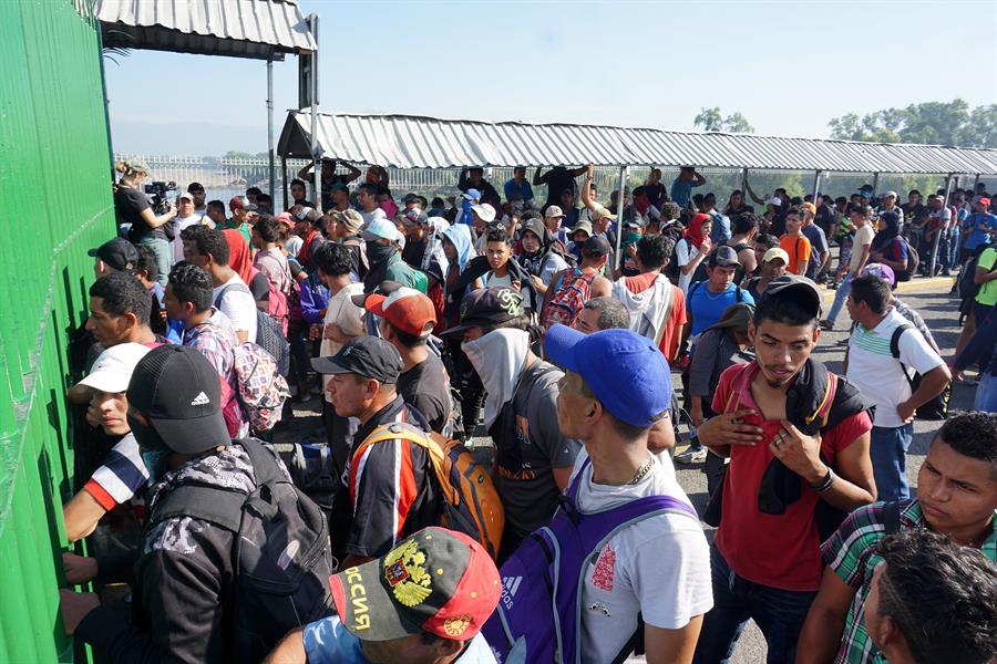 El primer grupo de la caravana migrante llegó a la frontera entre México y Guatemala