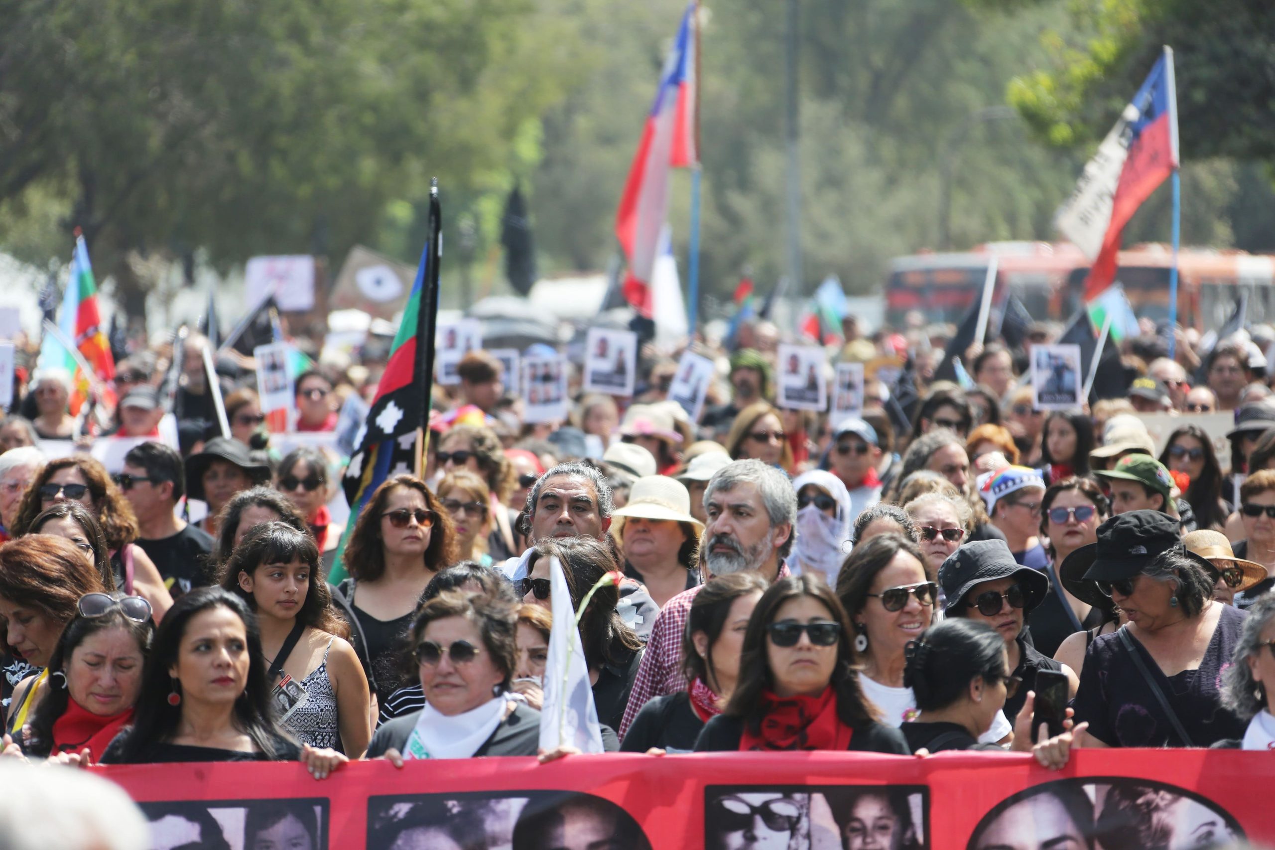 Chilenos marcharon vestidos de negro contra la represión