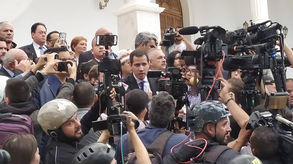 Guaidó y diputados rompen cerco militar y se instalan en el hemiciclo