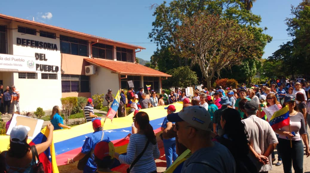 Merideños protestan ante Defensoría del Pueblo por continuos apagones