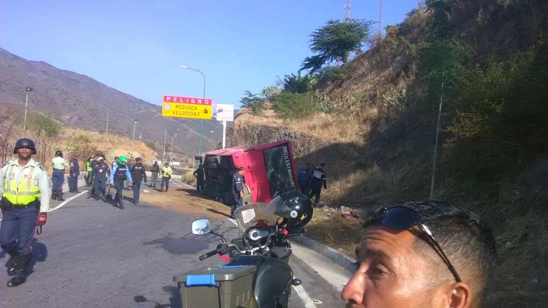Un volcamiento en la autopista Caracas-La Guaira dejó 32 deportistas adolescentes heridos