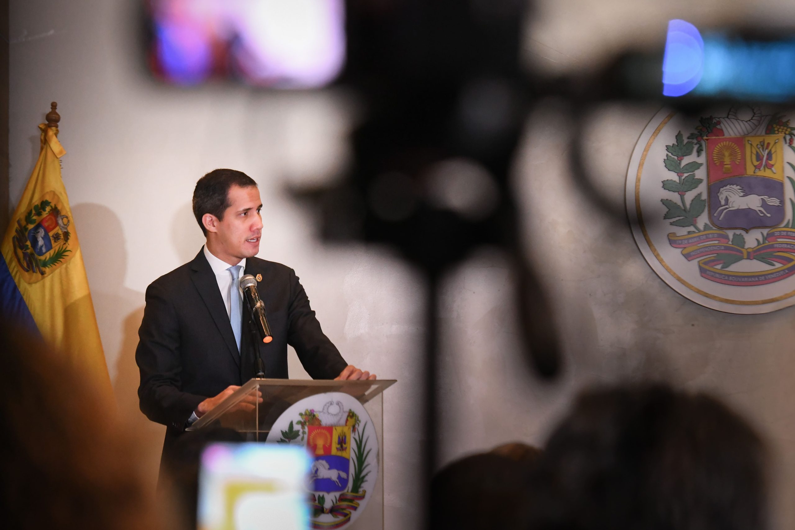 Gobierno de emergencia es inviable por asimetría de poder y falta de incentivos, según politólogosw de propaganda mientras la tropa tiene hambre