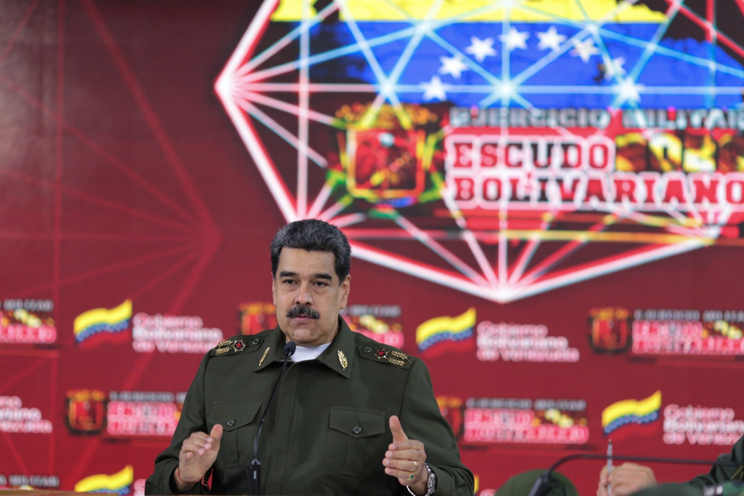 Maduro afila su mensaje vestido de militar