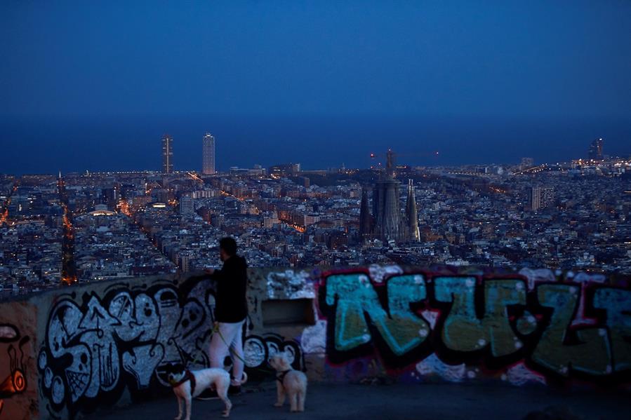 España anuncia pronta reapertura de fronteras terrestres y luego rectifica