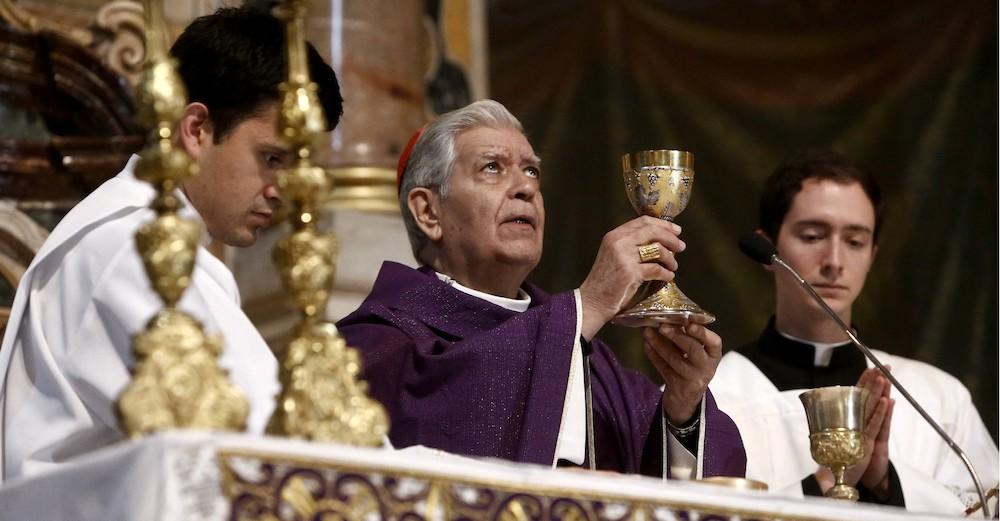 Sacerdotes deberán usar tapabocas durante la confesión y evitar el rito de la paz por COVID-19