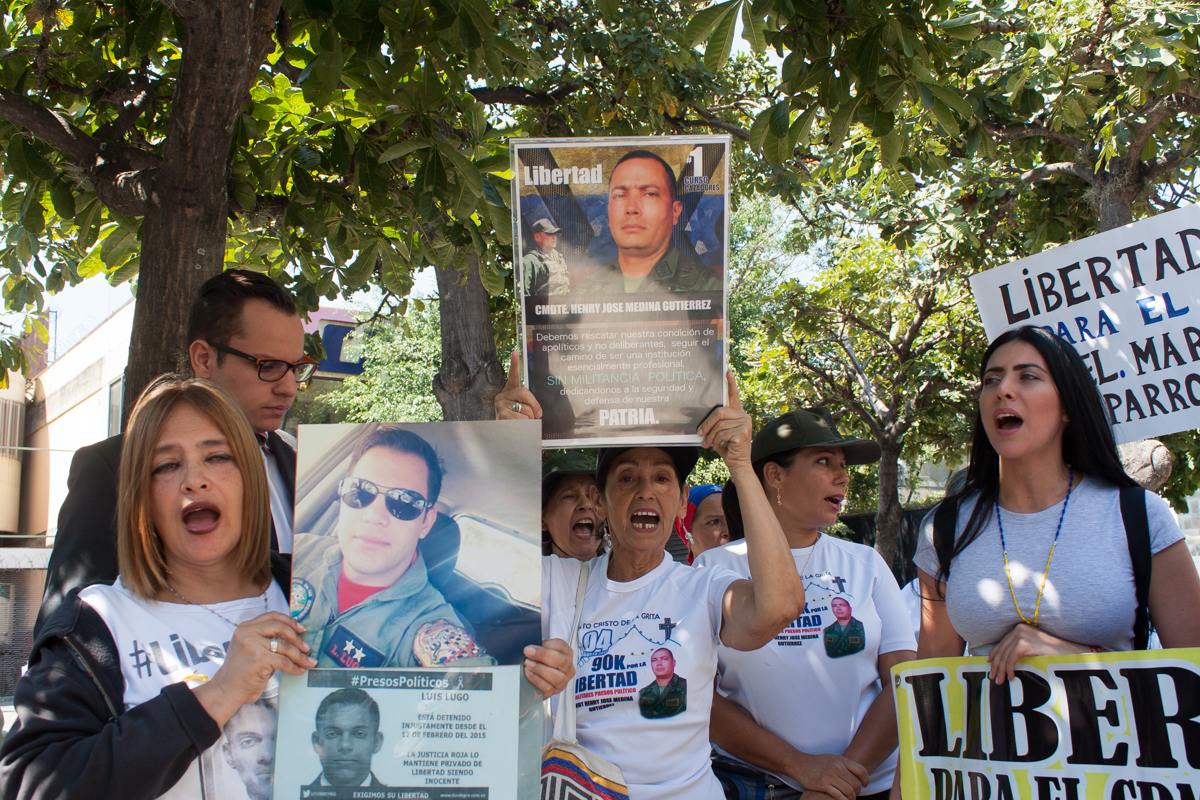 Asfixia, golpes, desnudez forzada: las torturas que aplican contra militares presos