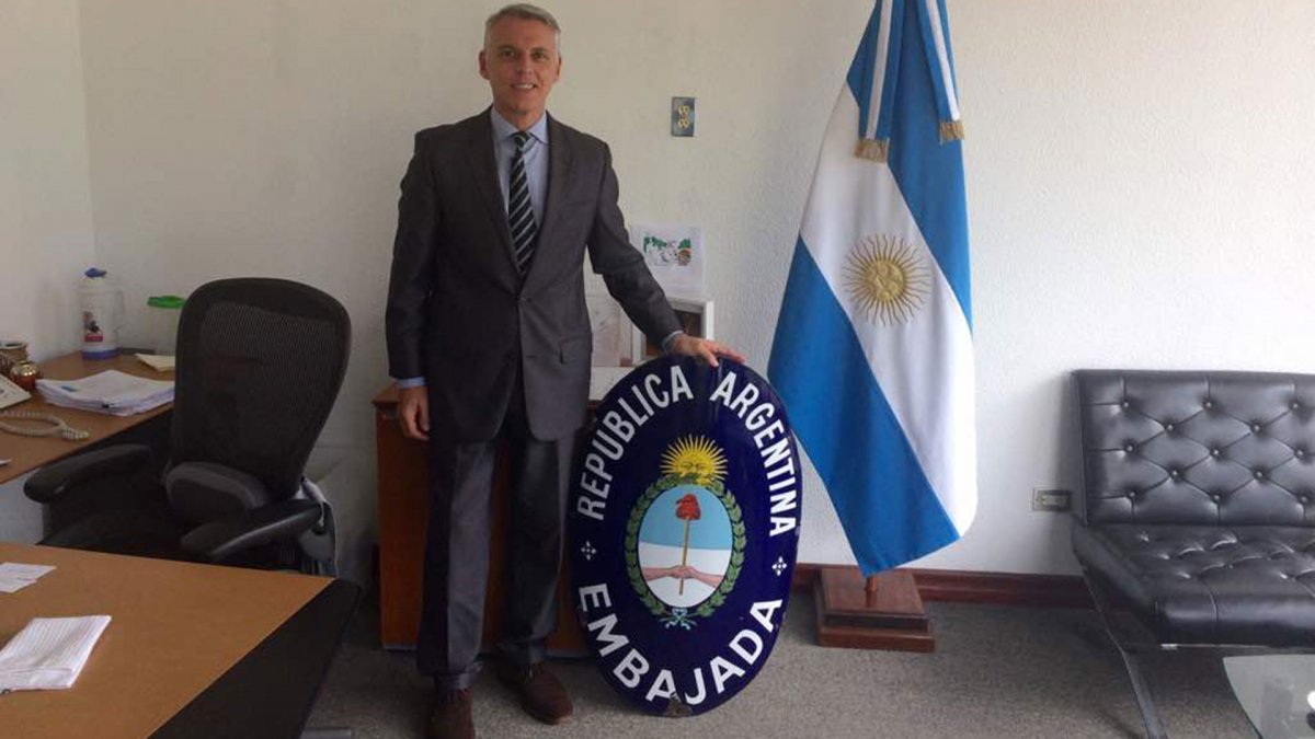 Cierran embajada de Argentina en Caracas tras dar positivo a COVID-19 embajador Porretti