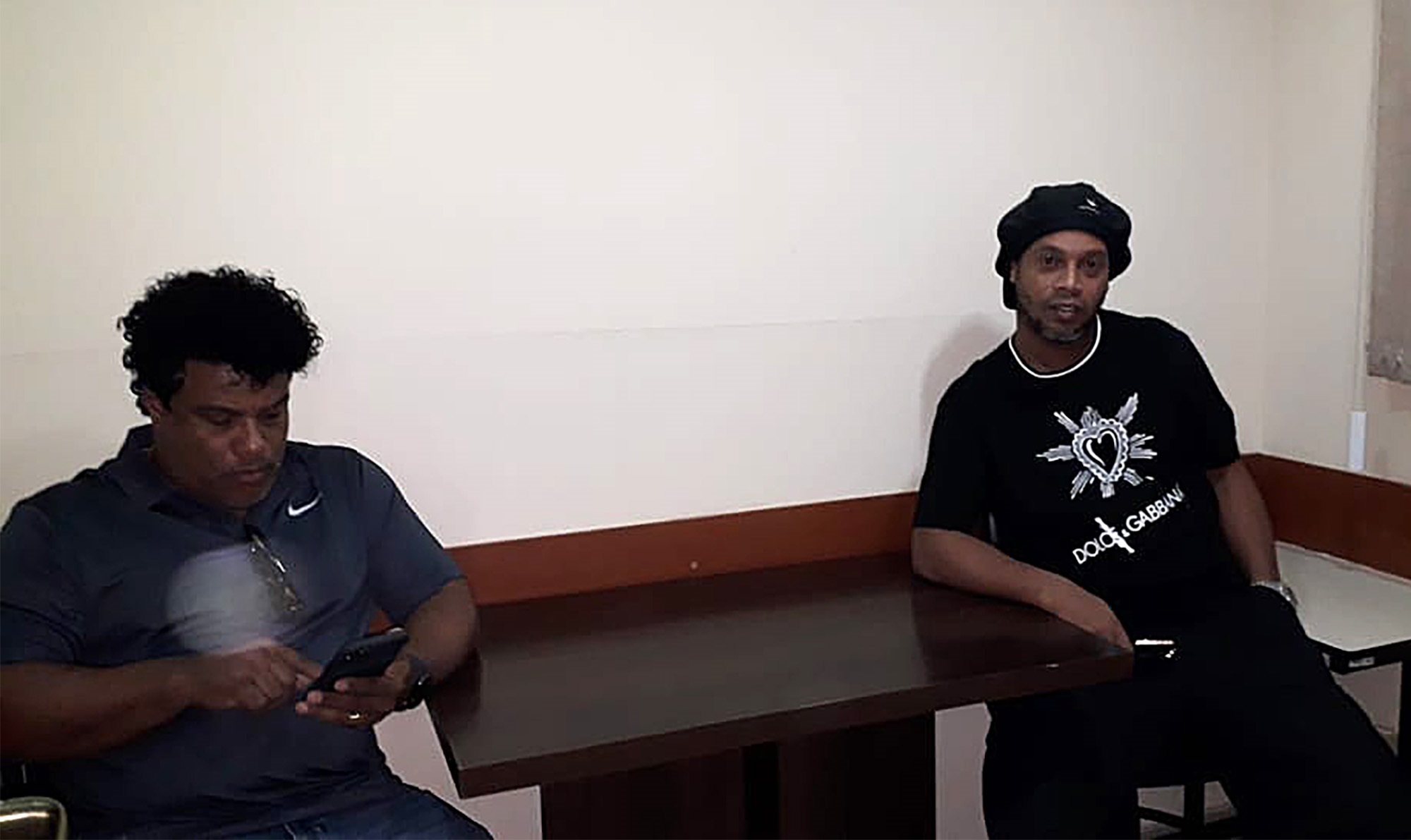 Ronaldinho declara en Fiscalía de Paraguay por pasaportes falsos