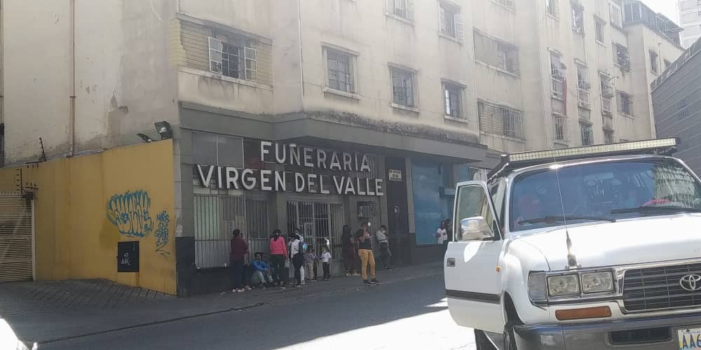 Funerarias en Caracas limitan número de personas en salas velatorias
