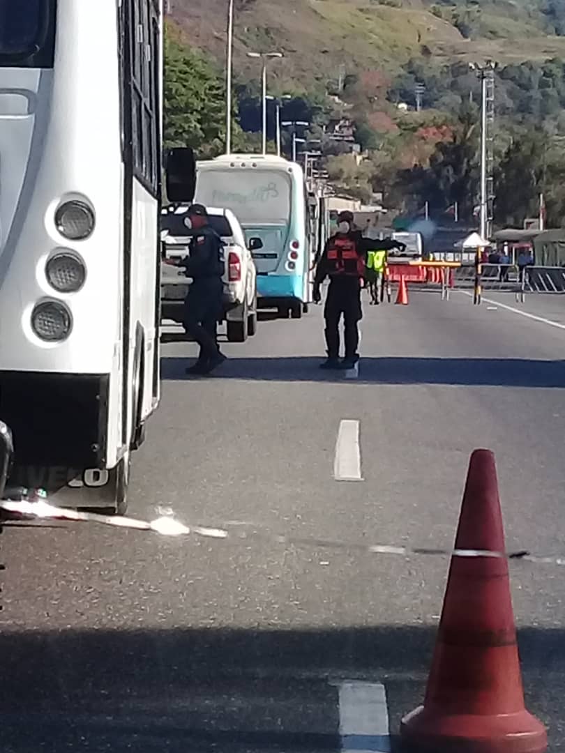Entradas a Caracas amanecieron restringidas y con colas este #16Mar