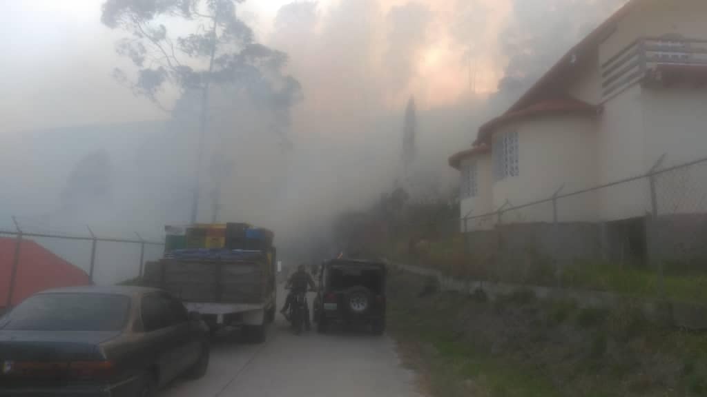 Incendio de gran magnitud se registra en la Colonia Tovar #6Mar