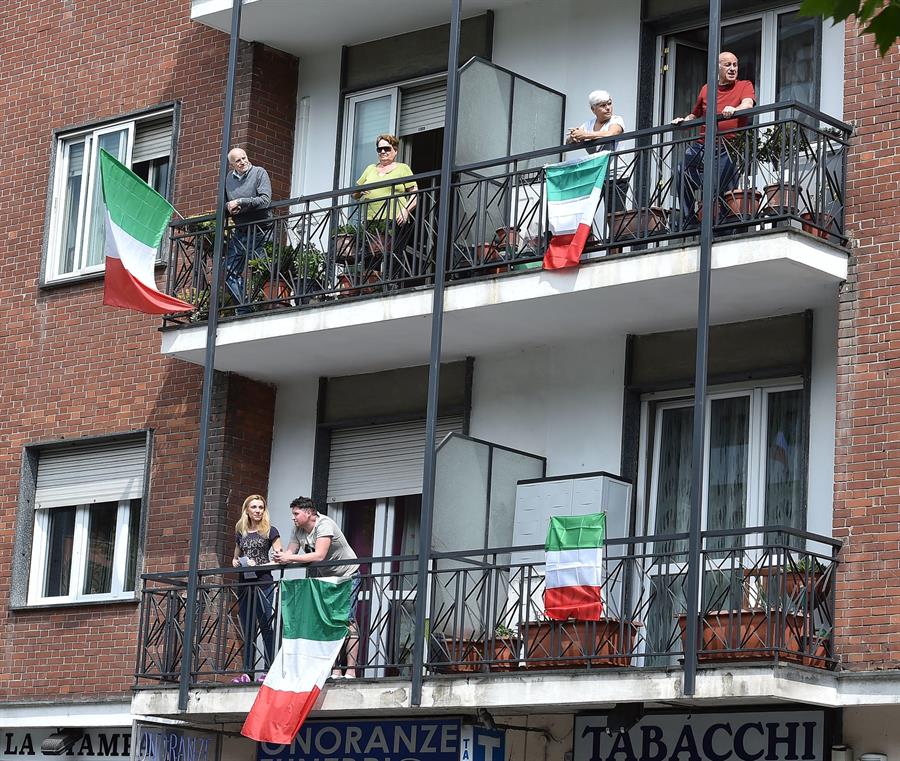 Italaia celebra su Día festivo en confinamiento