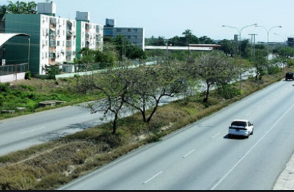 Isla de Margarita sin gasolina la gente camina para comprar comida