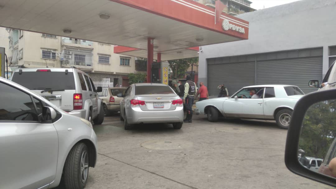 Trabajadores de la salud no descansan entre guardias para surtir gasolina en Caracas